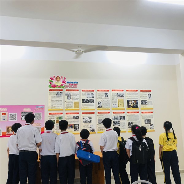 Học sinh cùng nhau tìm hiểu về không gian văn hoá Hồ Chí Minh tại trường THCS Bùi Văn Thủ