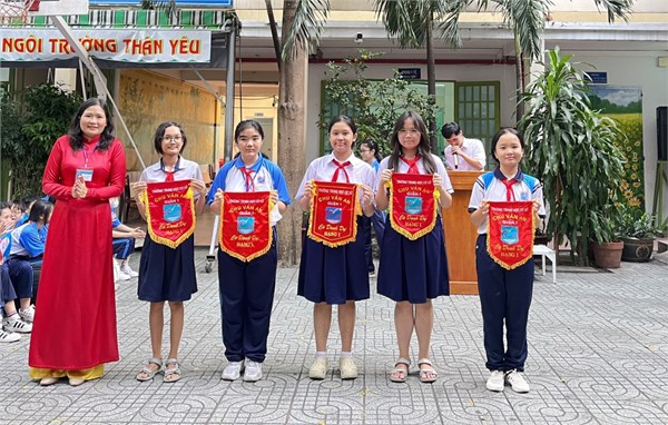 Khen thưởng, tuyên dương học sinh đầu tuần 13