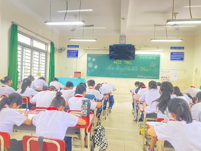 Hoạt động Hội thi VĂN HAY CHỮ TỐT cấp trường. Tuy trời mưa nhưng các em tham gia đầy đủ và hăng say làm bài.