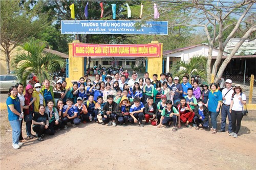 Trường THCS Đặng Trần Côn trao quà tết cho học sinh khó khăn tại Tây Ninh