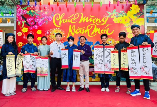 Hội thi viết thư pháp mừng Xuân mới năm 2024