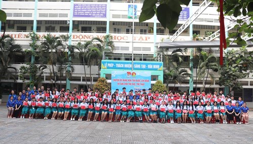 Chi đoàn THCS Điện Biên tổ chức Lễ kết nạp Đoàn viên cho 117 thanh niên ưu tú - học sinh lớp 9.