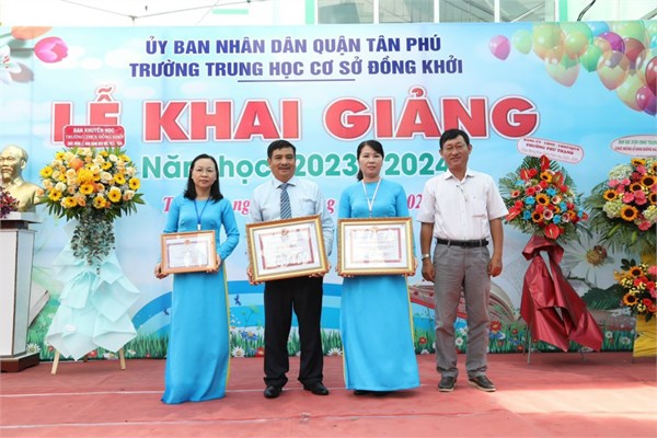 🎓💞🎓💞 Ban Giám hiệu Trường THCS Đồng Khởi...