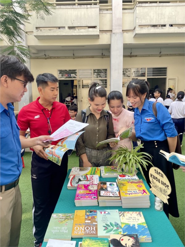 Hoạt động đọc sách của Chi Đoàn trường THCS Đông Thạnh nhân kỉ niệm 93 năm ngày thành lập Đoàn TNCS Hồ Chí Minh.