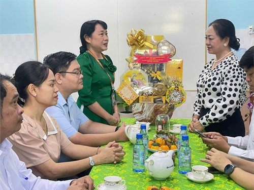 Lãnh đạo Quận 8 tổ chức đi thăm các trường học nhân kỷ niệm 42 năm ngày Nhà giáo Việt Nam (20/11/1982 - 20/11/2024)