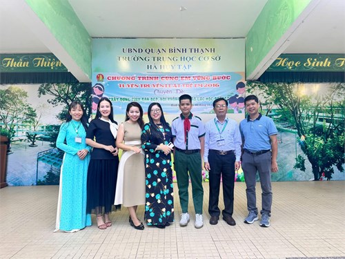 Liên Đội đã giới thiệu tấm gương học tập tiêu biểu : Em NGUYỄN NGUYÊN KHOA - LỚP 9/8, với những thành tích học tập rất đáng tự hào