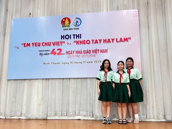 Các em lớp 8/4 thực hiện tham gia Hội thi “ Khéo tay hay làm “