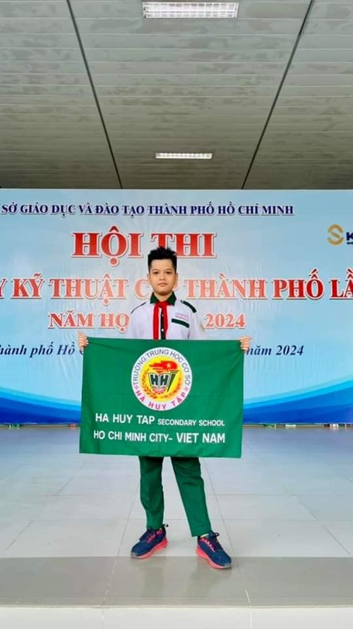 Em Nguyễn Nguyên Khoa, lớp 8/8 đã đạt giải Nhất môn thi Sáng tạo với Scratch tại Cuộc thi Khéo tay kỹ thuật cấp TP năm học 2023-2024