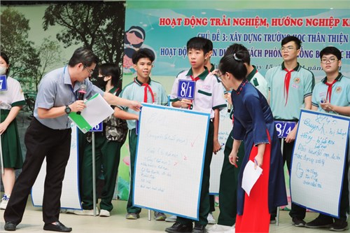 Các GVCN 8 và học sinh cùng thực hiện tiết Hoạt động trải nghiệm, hướng nghiệp với Chủ đề 3: Xây dựng trường học thân thiện