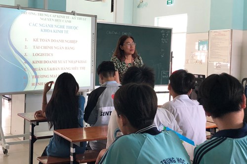 Tham quan hướng nghiệp tại Trường Trung cấp Kinh tế Kỹ thuật Nguyễn Hữu Cảnh