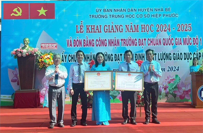 Đón nhận Giấy chứng nhận Chuẩn Quốc gia và Kiểm định chất lượng giáo dục