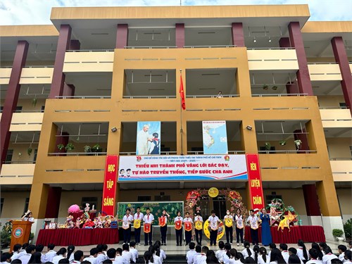 Liên đội thcs hoàng diệu tổ chức  vui tết trung thu  cùng với tổ chức hoạt động  bầu ơi thương lấy bí cùng  ủng hộ đồng bào bị ảnh hưởng bởi bão số 3