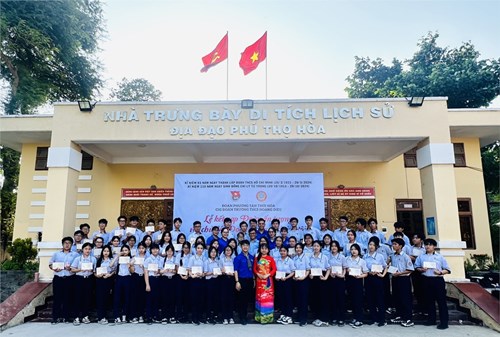 Chi đoàn Trường THCS Hoàng Diệu tổ chức Lễ kết nạp Đoàn viên ấn tượng