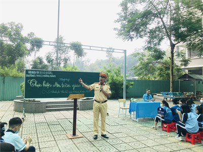 Công an thành phố Thủ Đức ​tuyên truyền, phổ biến giáo dục về trật tự, an toàn giao thông cho học sinh Trường THCS Hưng BÌnh.