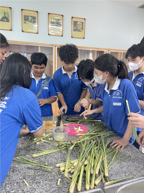 Câu lạc bộ STEM được thành lập với mục đích để các bạn học sinh có cùng đam mê, sở thích được giao lưu, học hỏi và phát triển bản thân.
