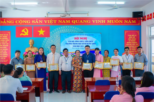Trường THCS Hưng Long tổ chức hội nghị cán bộ công chức viên chức năm học 2024 - 2025