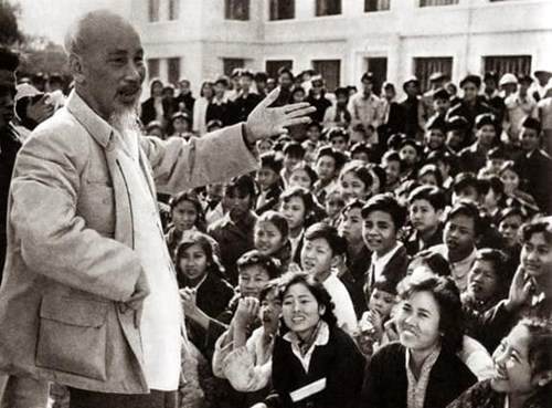 Chủ tịch Hồ Chí Minh với học sinh - sinh viên