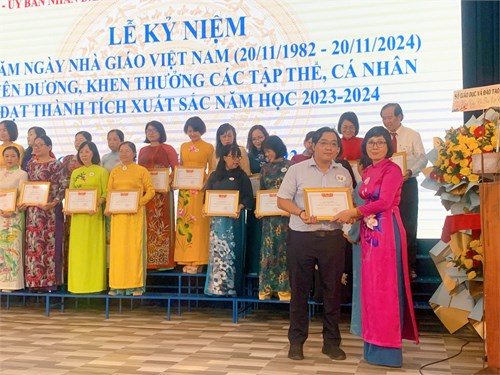 Ngày 19 tháng 11 năm 2024, Thầy Trần Quang Minh - Bí thư Chi bộ - Hiệu trưởng và Thầy Phạm Anh Thuấn - Tổ trưởng chuyên môn, tham dự lễ kỷ niệm 42 năm ngày Nhà giáo Việt Nam (20/11/1982 - 20/11/2024), tuyên dương, khen thưởng các tập thể, cá nhân đạt thành tích xuất sắc năm học 2023 - 2024