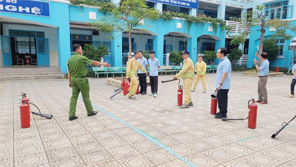 Vào lúc 16h, ngày 29 tháng 11 năm 2024, Trường Trung học cơ sở Huỳnh Văn Nghệ phối hợp với Đội cảnh sát Phòng cháy chữa cháy và cứu hộ cứu nạn Công an quận Gò Vấp tổ chức diễn tập phòng cháy chữa cháy năm học 2024-2025