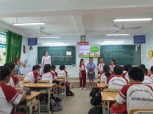 Giáo viên Chủ nhiệm giỏi cấp trường - Hoạt động trải nghiệm, hướng nghiệp 8 - Chủ đề 3: Xây dựng trường học thân thiện (Giáo viên: Cô Trần Thị Kiều)