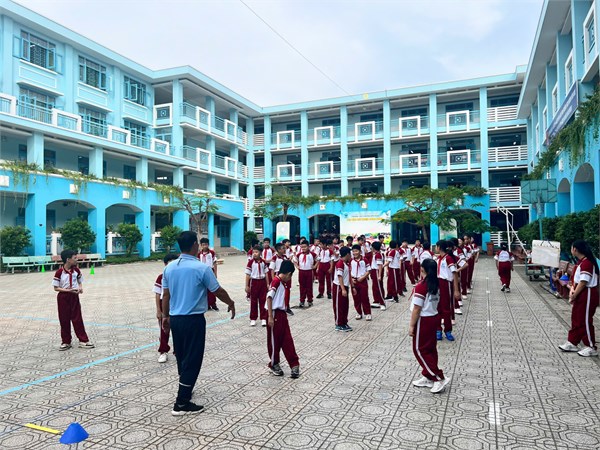 Giáo viên giỏi cấp trường - Giáo dục thể chất 6 - Chủ đề: Ném bóng (Giáo viên: Thầy Ngô Đức Toàn)