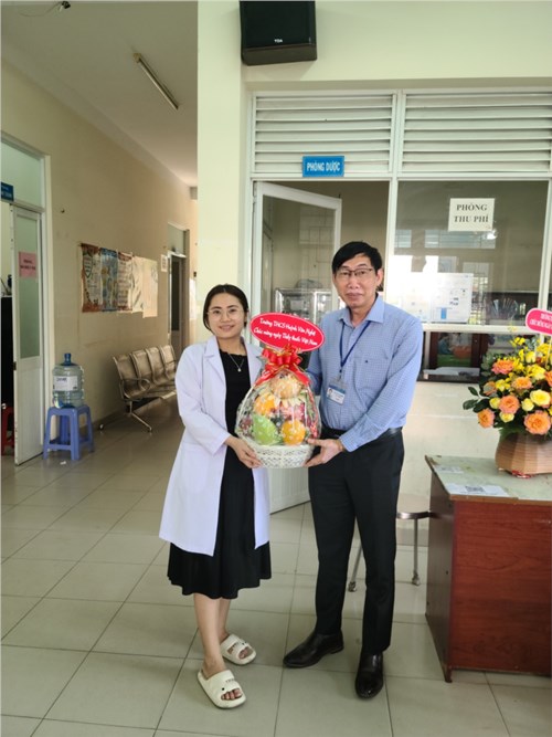 Ngày 27 tháng 02 năm 2024, Thầy Nguyễn Văn Hiền - Bí thư Chi bộ - Hiệu trưởng nhà trường đến thăm và tặng quà Trạm Y tế Phường 14 nhân kỷ niệm 69 năm ngày Thầy thuốc Việt Nam (27/02/1955 - 27/02/2024)
