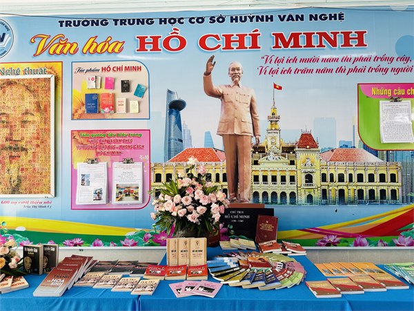 Căn cứ kế hoạch số 403/KH-GDĐT ngày 22 tháng 4 năm 2024 của Phòng Giáo Dục và Đào tạo quận Gò Vấp, thành phố Hồ Chí Minh về kế hoạch tổ chức thực hiện Không gian văn hóa Hồ Chí Minh Ngành Giáo dục và Đào tạo năm học 2024-2025. Trường Trung hoc cơ sở Huỳnh Văn Nghệ thực hiện cải tạo, bổ sung tư liệu về cuộc đời và sự nghiệp của Bác, trưng bày các tác phẩm của Bác và các đầu sách của nhiều tác giả viết về Bác.