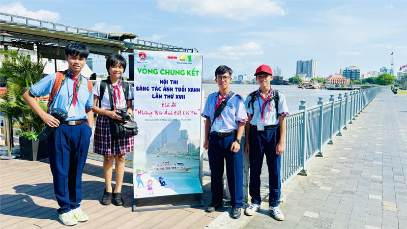 Ngày 07 tháng 04 năm 2024, Thầy Lê Tấn Phát - Phó Bí thư Chi bộ - Phó Hiệu trưởng nhà trường, Cô Nguyễn Thị Hòa - GIáo viên Công nghệ, Cô Lê Thị Thảo Linh - Giáo viên Mĩ thuật và các em học sinh tham dự vòng chung kết hội thi  Sáng tác ảnh tuổi xanh lần thứ XVII  - Chủ đề  Những bức ảnh cất lời yêu  tại bến Bạch Đằng