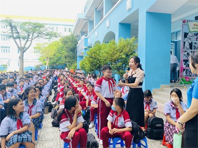 Sáng ngày 13/5/2024 tại Trường THCS Huỳnh Văn Nghệ đã phối hợp với Trung tâm Kỹ năng sống Rồng Việt tổ chức Chuyên đề giáo dục kỹ năng sống  Lòng biết ơn 
