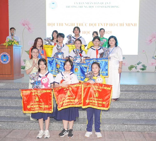 Tuyên dương và phát thưởng cho các lớp đạt giải trong hội thi nghi thức, năm học 2024-2025