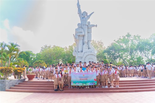 Lễ trưởng thành Đội cho học sinh khối 9 và sinh hoạt chủ điểm  Tiếp lửa Điện Biên- Thiếu nhi Sẵn sàng 