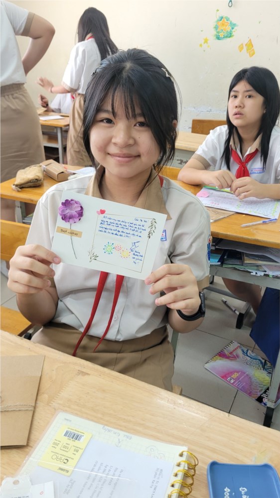 Giờ ra chơi trải nghiệm sáng tạo với hoạt động trang trí thiệp tặng những người phụ nữ em yêu.