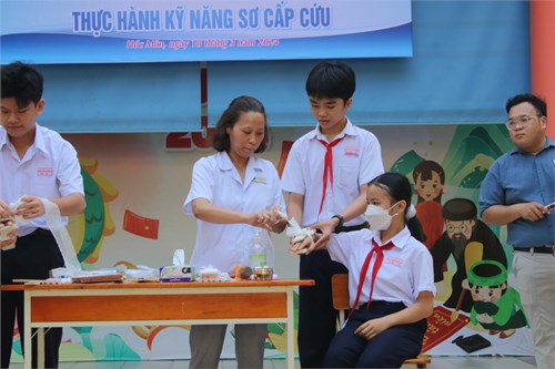 Chuyên đề Cách PHÒNG CHỐNG BỆNH SỐT XUẤT HUYẾT và HƯỚNG DẪN RỬA VẾT THƯƠNG VÀ BĂNG CỐ ĐỊNH GÃY XƯƠNG Ở CẲNG TAY