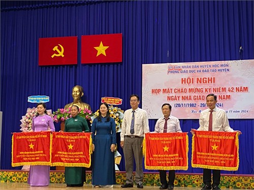 Trường thcs nguyễn an khương đón nhận cờ thi đua thành phố và danh hiệu tập thể lao động xuất sắc năm học 2023-2024