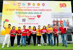 Sáng ngày 22/12/2024 Công đoàn trường THCS Nguyễn Du tham gia hoạt động hưởng ứng  Triệu bước chân nhân ái  tiếp nối trang sử vàng