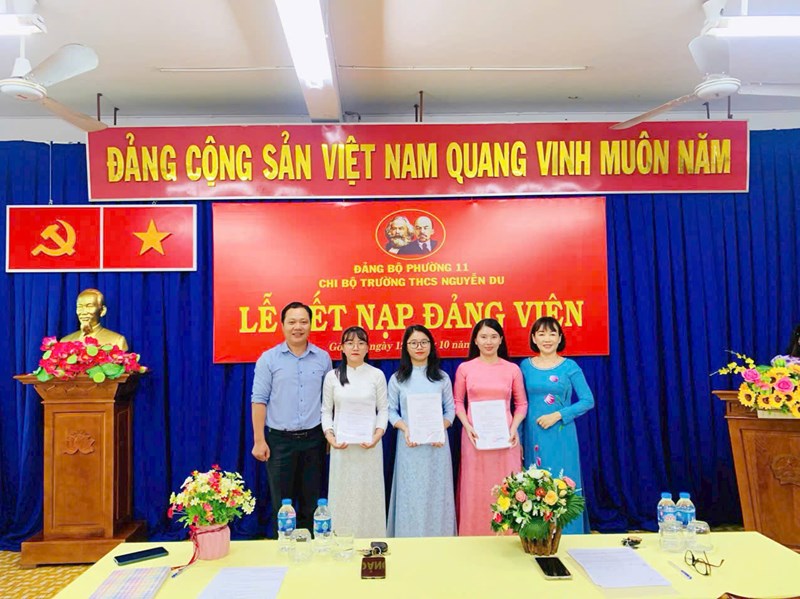 Chiều ngày 12/10/2024 Chi bộ trường THCS Nguyễn Du tổ chức lễ kết nạp đảng viên cho 3 Đồng Chí được đứng vào hàng ngũ Đảng.