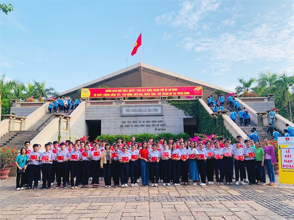 sáng ngày 28/3/2024 Chi đoàn trường THCS Nguyễn Du tổ chức lễ kết nạp đoàn cho 70 đội viên ưu tú tại Đền tưởng niệm các Vua Hùng TP. Thủ Đức