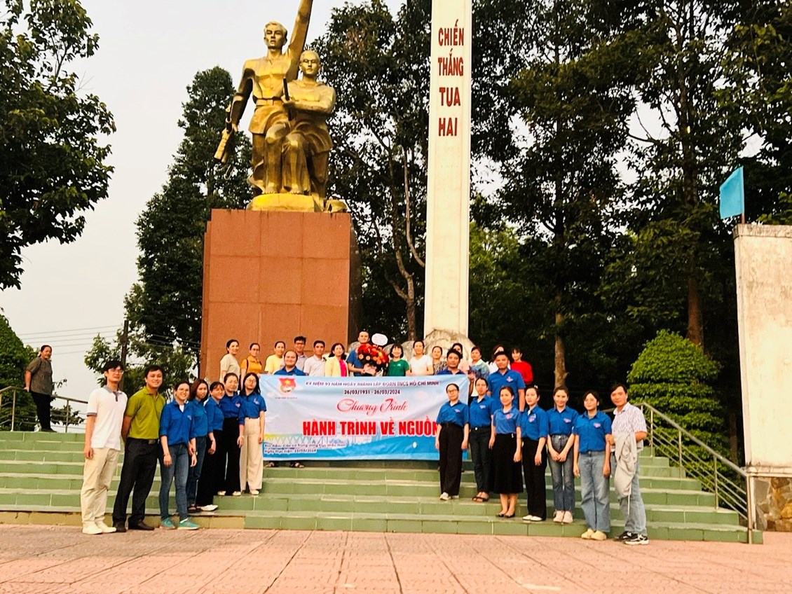 Sáng ngày 23/3/2024 Chi đoàn trường THCS Nguyễn Du tổ chức về nguồn tại tại Khu di tích Chiến thắng Tua Hai - Tây Ninh