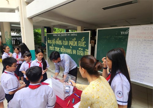 Trường THCS Nguyễn Du chia sẻ yêu thương, hướng về đồng bào sau cơn bão