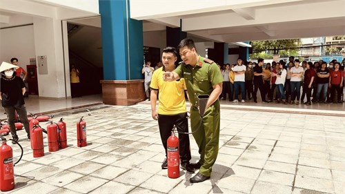 Hội thi Kỹ năng học sinh Nguyễn Gia Thiều (Khói 6) - Kỹ năng thoát khỏi đám cháy