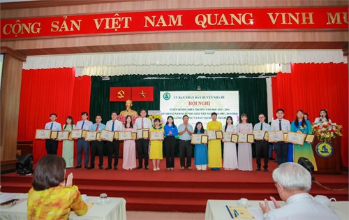 Chào mừng kỷ niệm 42 năm Ngày Nhà giáo Việt Nam (20/11/1982 – 20/11/2024). Chiều ngày 19/11/2024, tại Hội nghị tuyên dương khen thưởng năm học 2023 - 2024 của Ngành Giáo dục & Đào tạo huyện, Ban Thường vụ Huyện Đoàn Nhà Bè đã phối hợp cùng Phòng Giáo dục và Đào tạo Huyện tổ chức Chương trình tuyên dương “Giáo viên trẻ tiêu biểu” năm 2024. Trường THCS Nguyễn Thị Hương rất vinh dự có 3 thầy, cô: Thầy Nguyễn Thanh Tùng, cô Phạm Thị Hồng Gấm, cô Trần Mỹ Nhung được tuyên dương Nhà giáo trẻ tiêu biểu năm học vừa qua. Đây là phần thưởng vô cùng xứng đáng dành cho các thầy, cô giáo trẻ về những thành tích đã đạt được trong năm học 2023-2024 cũng như ghi nhận những đóng góp nổi bật của các thầy, cô trong hoạt động phong trào đoàn mang lại nhiều thành tích đáng tự hào cho tuổi trẻ huyện Nhà Bè nói riêng và tuổi trẻ Thành phố Hồ Chí Minh nói chung. Xin chúc mừng các thầy, cô./.