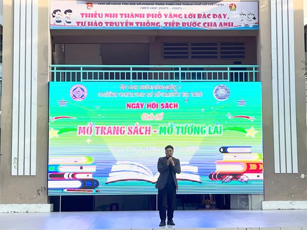 Sáng ngày 12/11/2024 Thư viện phối hợp với Đơn vị November Books tổ chức Ngày hội sách chủ đề  Mở trang sách - Mở tương lai . Năm học 2024-2025