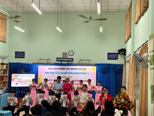 Sinh hoạt câu lạc bộ công đoàn tháng 11 - Chủ đề  Thầy cô những nhành hoa trong vườn tri thức 
