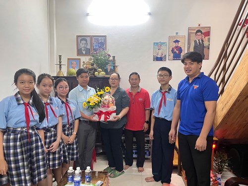 Thăm và tặng quà cho các đơn vị quân đội trên địa bàn phường 5, Hội cựu chiến binh phường 5; thăm gia đình mẹ Việt Nam anh hùng Ngô Thị Quýt và gia đình Liệt sĩ Nguyễn Văn Nghi