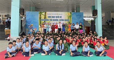Sinh hoạt dưới cờ và Hoạt động trải nghiệm hướng nghiệp của lớp 7/6, 7/7 và 7/8 với chủ đề “Âm vang lịch sử”.