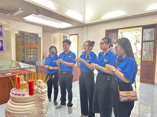 Lễ Dâng hương, dâng hoa tại Đền tưởng niệm Anh hùng Liệt sĩ Bình Trưng Mừng Kỷ niệm 49 năm “Ngày giải phóng miền Nam, thống nhất đất nước