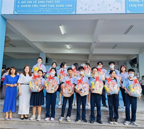 Hình ảnh HS nhận quà tết và học bổng vượt khó NH 2023-2024.