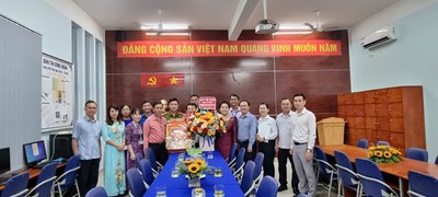 Đại diện Quận ủy, UBND quận Tân Bình; phường 9 quận Tân Bình và các đoàn thể đến thăm chúc mừng ngày Nhà giáo Việt Nam 20/11