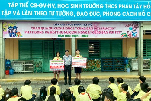 Liên đội trường THCS Phan Tây Hồ trao quà Nụ cười hồng 1  Cùng bạn đến trường , phát động và hội thu Nụ cười hồng 2 “Cùng bạn vui Tết” năm học 2024 – 2025.