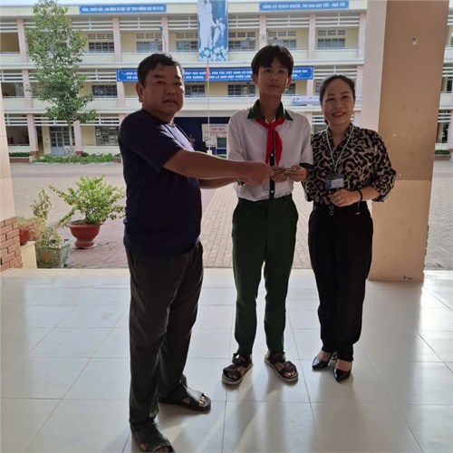 Trao tặng BHYT cho học sinh có hoàn cảnh khó khăn